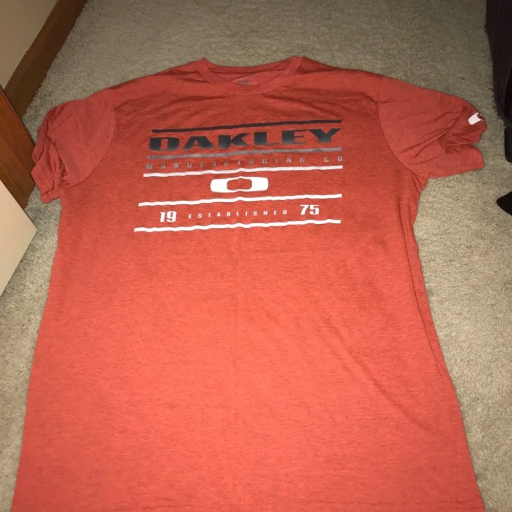 BNWOT Men’s Oakley Shirt